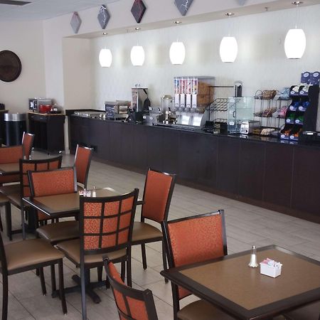 Ramada By Wyndham Lexington North Hotel & Conference Center Екстер'єр фото