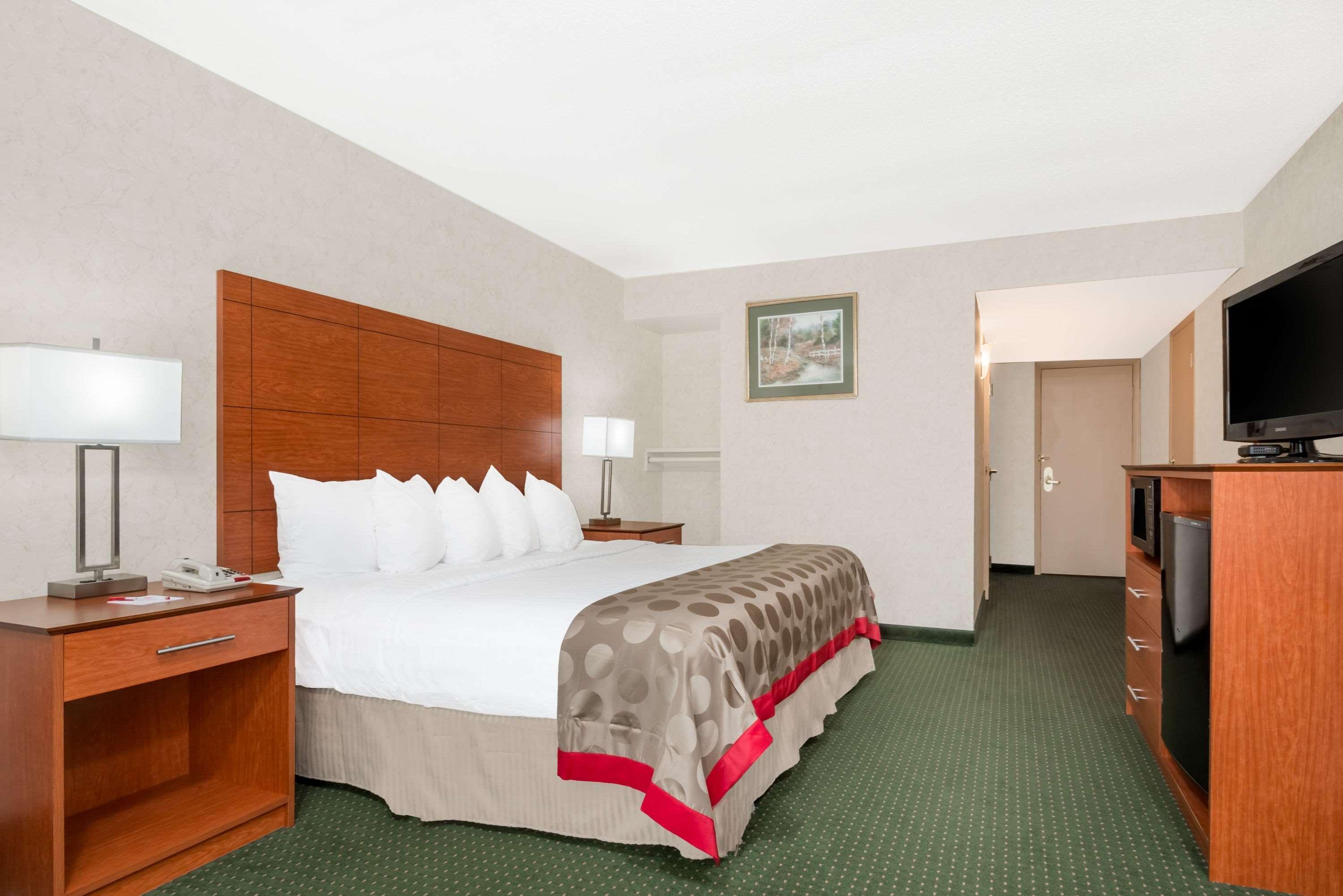 Ramada By Wyndham Lexington North Hotel & Conference Center Екстер'єр фото