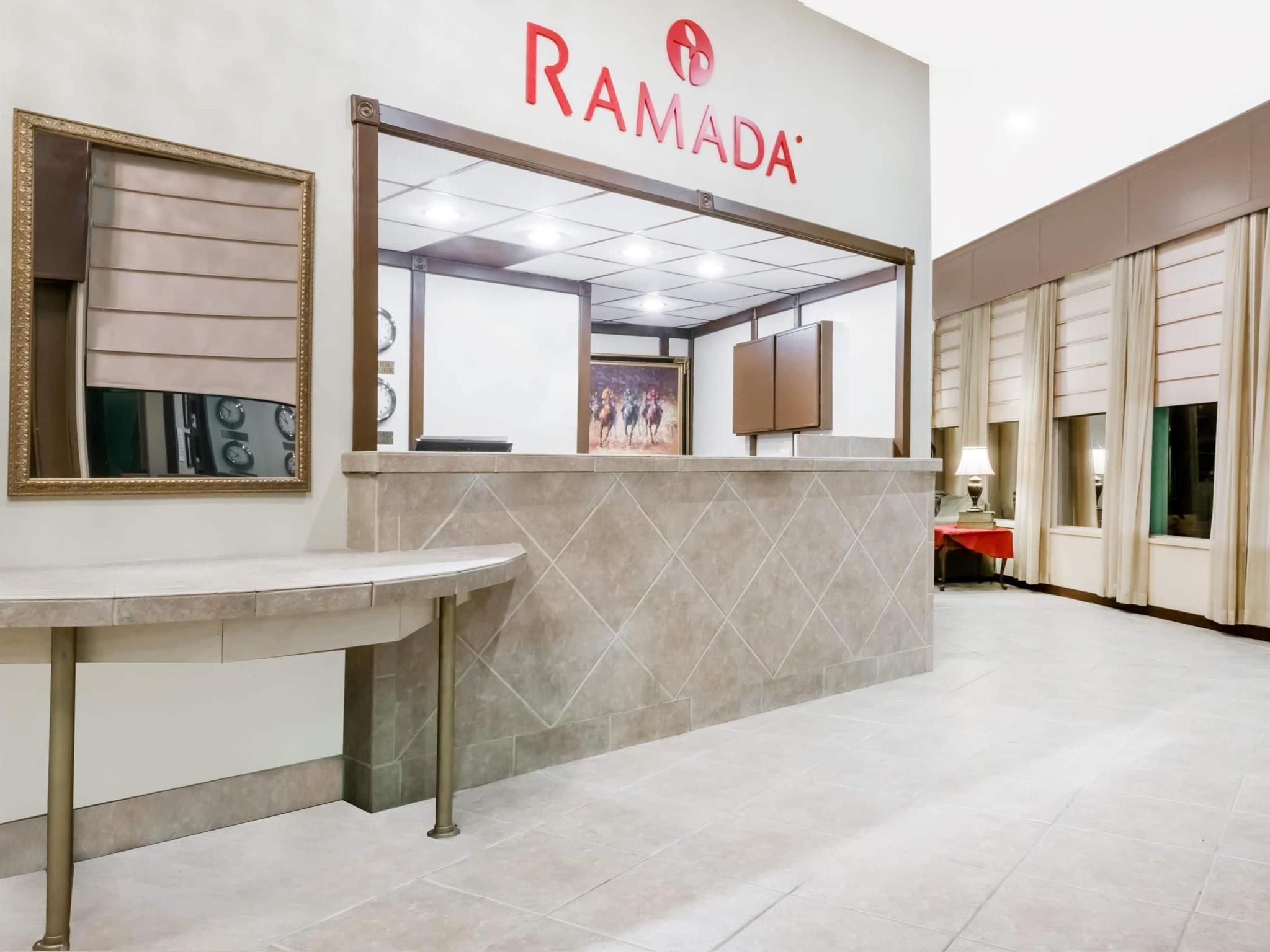Ramada By Wyndham Lexington North Hotel & Conference Center Екстер'єр фото
